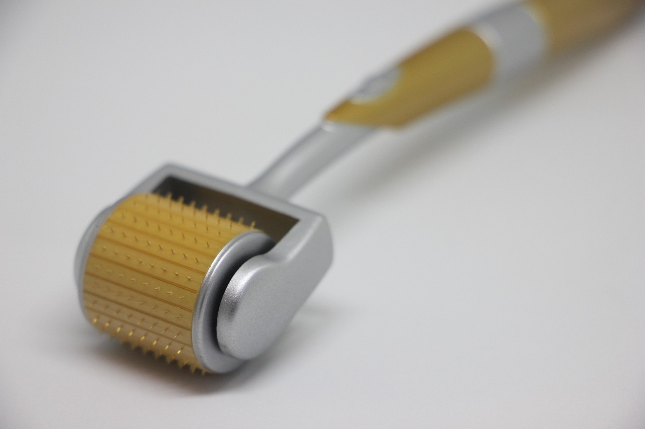 Microneedling naturligt: En effektiv behandling mod ar og rynker